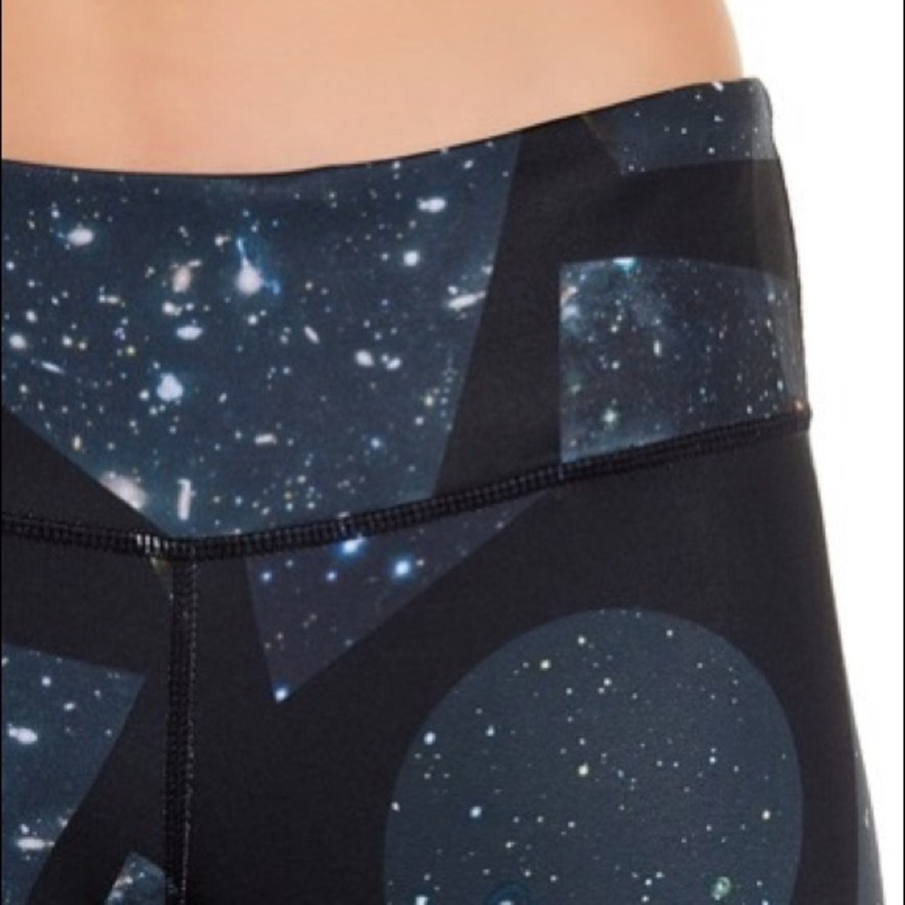 Alo Airbrushed Performance Capris - image 3